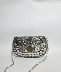 Perles en laiton élégantes et pochette en résine pour femmes pour les fêtes disponibles au meilleur prix auprès de l'exportateur indien - Product Image 3
