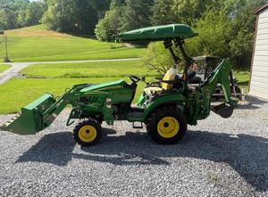 Tractor Cortacésped John Deere 260B con Cargador Frontal e Implemento de Retroexcavadora en Venta con Envío Rápido a John Deere 260B - Product Image 6