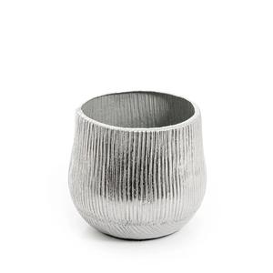 Vase à fleurs en aluminium du fabricant OEM avec un poli élevé et un bec étroit, parfait pour présenter des tiges simples ou des fleurs minimales - Product Image 3