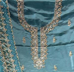 Costumes indiens modernes brodés à la main non cousus pour femmes élégants pour les fêtes de style traditionnel - Product Image 1