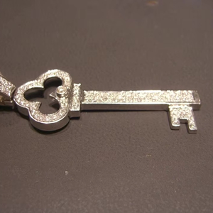 Colgante de Llave para Hombre en Plata de Ley 925 con Moissanita de Corte de 2 Quilates, Chapado en Rodio, Moderno y Personalizado para Regalo de Boda o Fiesta - Product Image 2