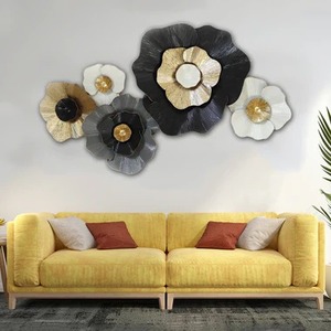 Art mural en métal floral élégant pour une décoration intérieure élégante avec un design de fleurs modernes et un accent luxueux pour le salon - Product Image 1