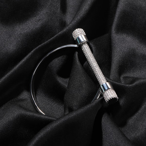 Brazalete de tornillo CZ completo, diseño audaz en forma de D, pulsera con piedras y motivo de tornillo, joyería unisex para vendedores en línea, venta al por mayor a granel - Product Image 5