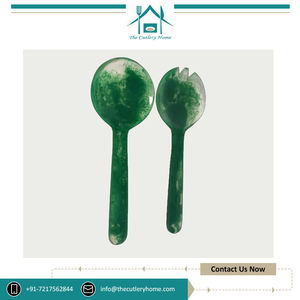 Fournisseur en vrac vendant des couverts au design unique, ensemble de cuillère et fourchette de service à salade verte en résine et en marbre de deux pièces - Product Image 3