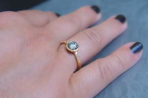 Anillo de Boda con Moissanita Gris de Corte Redondo y Engaste de Bisel, Plata 925 Original con Baño de Oro, Joyería Fina para Fiesta, Regalo de Cumpleaños - Product Image 5