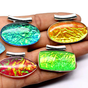 Triplet Opal Gemstone Collier de fête en laiton vintage chrétien pour femme Pendentif de mode en pierres précieuses naturelles assorties - Product Image 1