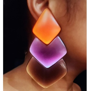 Pendientes de moda de resina de color personalizados lujosos hechos a mano brillantes altamente pulidos para mujeres con perlas de la India - Product Image 4