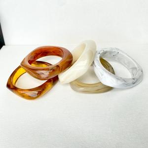 Brazaletes de resina gruesos coloridos de verano 2024 para mujer, brazalete de acrílico con textura cuadrada Irregular grande a la moda para niñas - Product Image 3