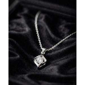 Pendentif géométrique en diamant plaqué rhodium, platine ou or rose (blanc/or) - Product Image 2