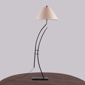 Atractiva lámpara de pie de metal de latón AK en acabado negro con base rectangular para decoración de dormitorio/Decoración de oficina - Product Image 1