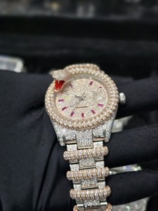 Montre pour homme de haute qualité, personnalisée, en acier inoxydable, avec date automatique, cadran romain serpent, diamant moissanite VVS, bicolore - Style luxueux - Product Image 3
