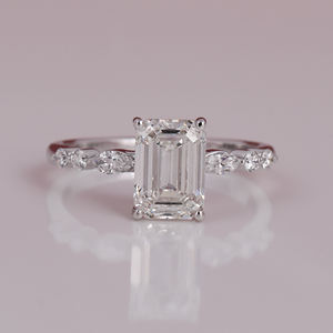 Anillo de compromiso hecho a mano de 18 quilates chapado en oro sólido Esmeralda Marquesa corte laboratorio cultivado diamante estilo de moda IGI gran anillo de regalo - Product Image 2