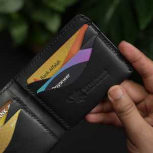 กระเป๋าสตางค์หนังแท้แบบพับสองตอน รุ่นคลาสสิค หมายเลข 81 ทำมือ สีดำโอเชียน หนังวัวแท้ พับเปิดได้ ใช้งานได้ทุกวัน ป้องกันการโจรกรรม สำหรับเก็บเงินสด - Product Image 3