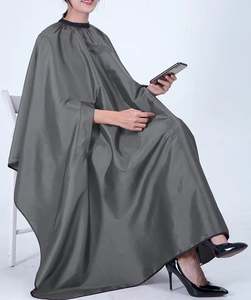 Mains libres Cape de barbier imperméable grise en polyester durable - Product Image 1