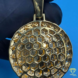 Pendentif médaillon ange en prière serti de pierres Moissanite VVS et finition bicolore, bijou de luxe Hip Hop tendance - Product Image 5