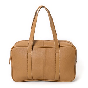 Bolsa de Viaje Ligera Hecha a Mano en Cuero Vacuno, Estilo Duffel - Product Image 3