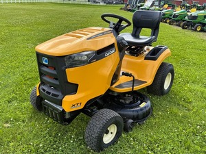 Tracteurs à gazon Cub Cadet XT1 LT42 : Achetez une qualité supérieure, une maniabilité fluide, un siège confortable et une coupe de gazon efficace - Product Image 1
