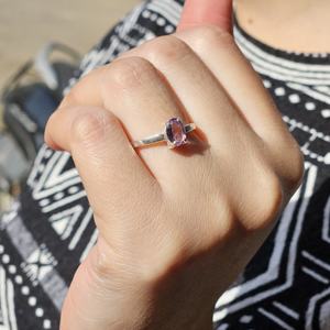 Bague en argent léger avec réglage de griffe d'améthyste à facettes pour la fête de mariage et l'anniversaire de bijoux élégants en améthyste légère - Product Image 2