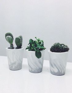 Grande qualité à prix raisonnable Jardinière en marbre artisanale Présente un travail de pierre artisanal Parfait pour un style de plante unique - Product Image 1