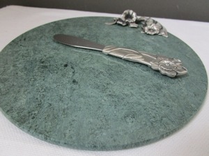 Planche à découper ronde en marbre vert artisanal, motif floral, avec poignée en métal élégante pour servir et cuisiner, en provenance d'Inde - Product Image 3