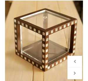 Caja de fiesta acrílica opulenta con tapa de madera de fregona iridiscente Solución de embalaje elegante para regalos y decoración festiva - Product Image 1