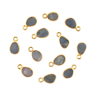 Minuscule saphir brut naturel pierre précieuse bricolage pendentif connecteur breloques prix laiton lunette plaqué or forme fantaisie pour la fabrication de bijoux - Product Image 1