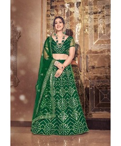 Lehengacholi ชิ้นเดียวสำหรับสาวๆในกำมะหยี่สีแดงกับงานกระจกหนักและเลื่อม