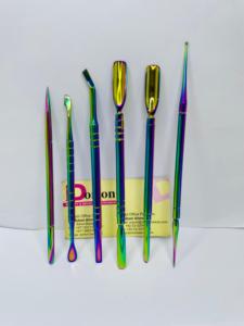 Empujador de cutículas de uñas de doble extremo de acero sostenible recubierto de arcoíris empujadores de manicura con diseño en forma de cuchara para eliminación de Arte de uñas - Product Image 3