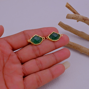 Breloques de fabrication de bijoux en laiton plaqué or, faites à la main, avec pierre fantaisie verte fraise, sertie dans un cadre texturé à double boucle - Product Image 4