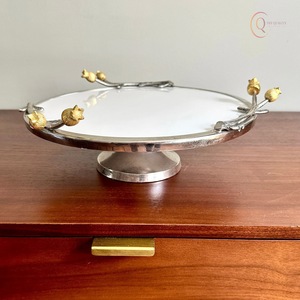 Elegante Soporte Redondo para Tartas de Metal con Diseño Minimalista, Perfecto para Tartas de Cumpleaños y Decoración de Mesa de Fiesta - Product Image 1