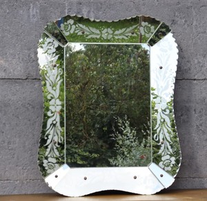 Miroir vénitien de style antique vintage avec des décorations florales - Product Image 1