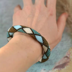 Brazalete Bordado a Mano con Cuentas de Abeja - Ecológico y Duradero, Tamaño Personalizable para Mujeres y Niñas - Product Image 1