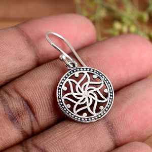 Boucles d'oreilles pendantes florales en argent sterling 925 faites à la main, oxydées, style tribal ethnique bohème hippie, pour mariage, vente en gros de bijoux pour femmes - Product Image 4