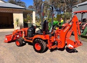 Tracteur diesel Kubota BX23S 4x4 avec chargeur frontal, pelle arrière, tondeuse à montage central, tracteur compact à roues pour usage agricole - Product Image 6