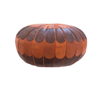 Pouf en cuir marron bicolore de style marocain et tabouret rond pour la décoration intérieure, la chambre à coucher ou l'extérieur.
