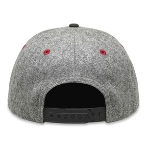 Casquette Snapback Grise Texturée Personnalisée avec Visière Noire Plate, Séchage Rapide, Imperméable, Logo Brodé, pour le Golf et les Sports d'Été - Product Image 4