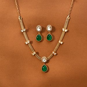 Conjunto de collar con colgante Kundan chapado en oro llamativo con aspecto clásico a precio razonable - Product Image 3