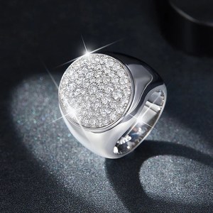 Anillo de diamante de moissanita de corte brillante redondo personalizado totalmente helado con chapado en plata 925 regalo de boda perfecto - Product Image 3