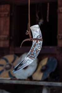 Corne à boire sculptée de style Viking la plus vendue avec support en cuir véritable fabriquée par R M INTERNATIONAL - Product Image 5