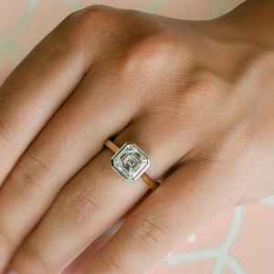 แหวนแต่งงาน/หมั้น ทรงคลาสสิค ประดับเพชรโมอิสซาไนต์ทรงอัสเชอร์ 2 กะรัต แบบสองสี สำหรับผู้หญิง - Product Image 6