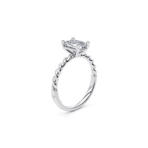 Bague de fiançailles solitaire en forme d'émeraude avec un design en corde pour femmes - Product Image 4