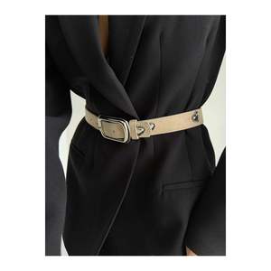 Ceinture en daim à boucle carrée pour femme, ceinture pour pantalon, veste, chemise, robe avec accessoire cœur - Beige-Blackout - Product Image 4
