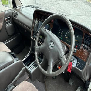 HIACE Super Custom Living Saloon 2015 Usada con Volante a la Izquierda, Asientos de Cuero, Cámara Trasera, Pantalla Táctil y Techo Corredizo - Product Image 2