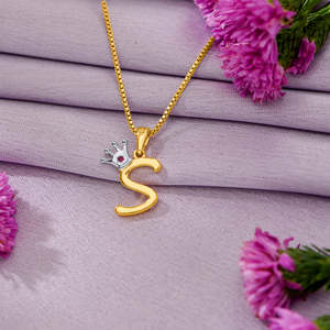Pendentif en or jaune Alphabet S pour femmes avec accents de cristal et de diamants - Product Image 1