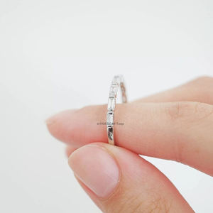 0,9 TC Baguette Cut Moissanite Band en oro blanco sólido de 14K Anillo de Bodas de media eternidad para mujeres Elegante banda de apilamiento a juego - Product Image 4