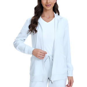 Veste de gommage personnalisée pour femmes avec broderie, veste uniforme légère et respirante durable pour le personnel soignant et infirmier - Product Image 1