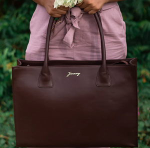 Bolso tote estructurado marrón con un pañuelo junto a un posavasos de mármol ahora disponible a precios de mayoreo. - Product Image 1