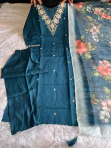 Nuevo Conjunto de Kurti, Pantalón y Dupatta de Seda Viscosa con Cuello en V, Completamente Cosido por Diseñadores - Product Image 1