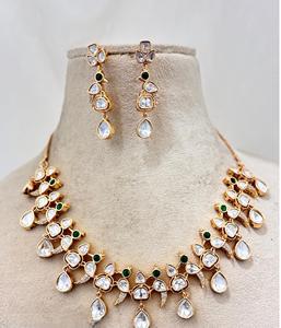 Conjunto de collar de diamantes Kundan de ropa nupcial exclusiva tradicional con pendientes en estilo AD chapado en oro para funciones de boda - Product Image 2