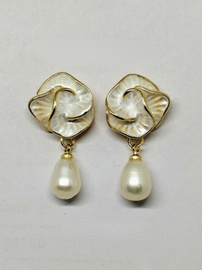 Boucles d'oreilles en perles d'eau douce incrustées de coquillages naturels, plaquées or, boucles d'oreilles à clous en perles exquises avec coquillages marins pour femmes - Product Image 1